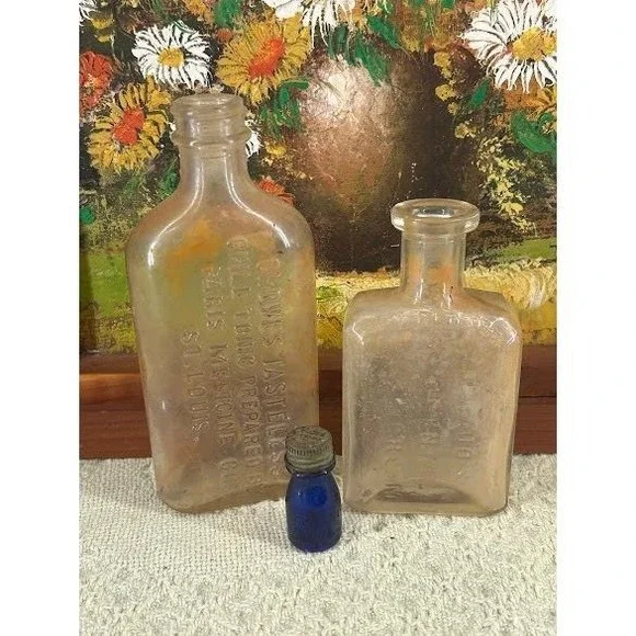 Vintage Apothecary Bottles Lot Groves Chill Tonic Courage's Oriental Cream Vicks - Picture 6 of 6